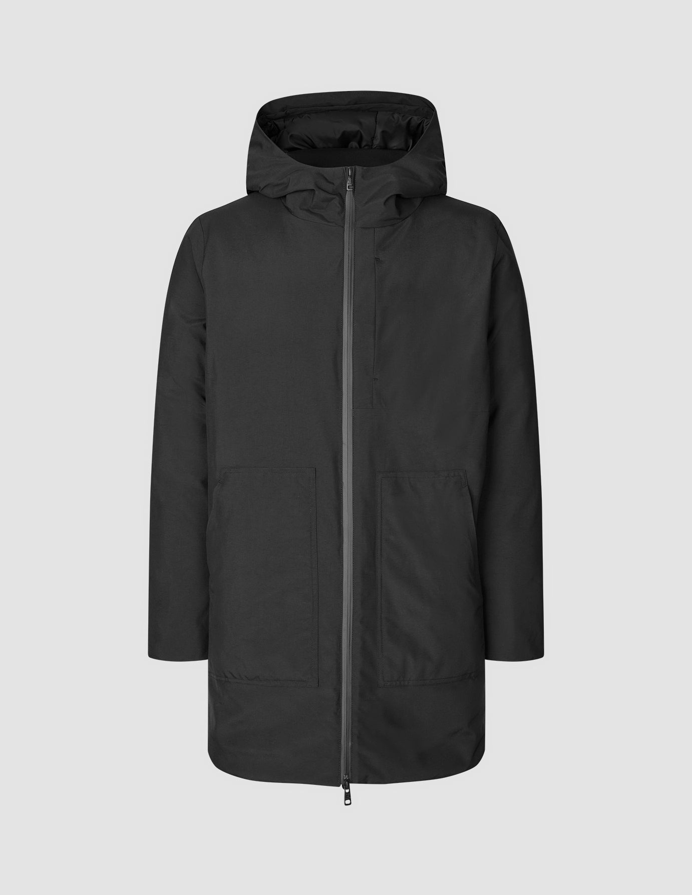 Utility Jacket Black i återvunnen polyester med huva, dragkedja fram och två stora sidfickor.